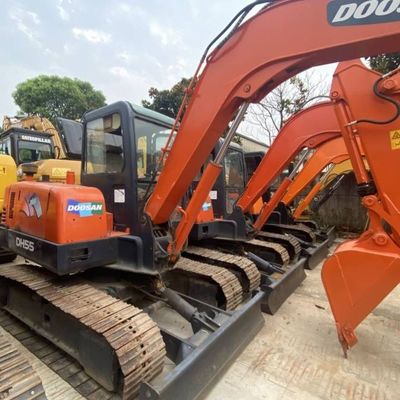 حفرة مزروعة مستعملة صغيرة DOOSAN 55 الحفرة الزحفية معدات البناء