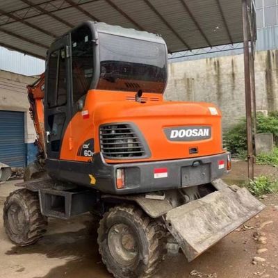 حفرة صغيرة ذات عجلات مستعملة حفرة DOOSAN DH60 حفرة مستعملة 5550 كجم