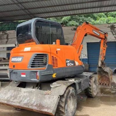 حفرة صغيرة ذات عجلات مستعملة حفرة DOOSAN DH60 حفرة مستعملة 5550 كجم